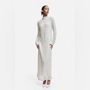 H&M dress 🤍 (Looking for it)